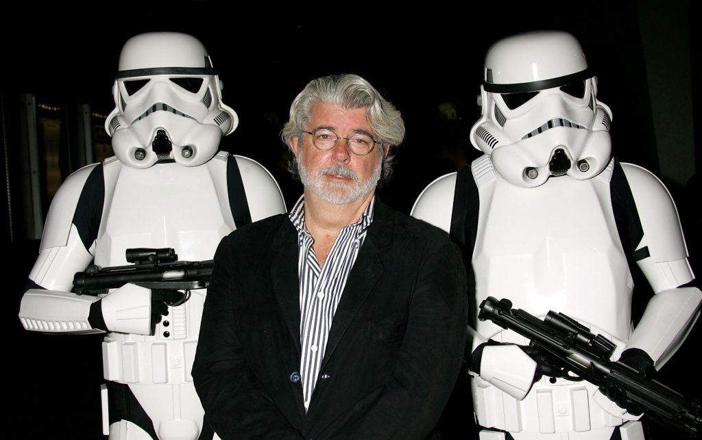 1. Джордж Лукас

Най-богатата знаменитост за 2024 г. е режисьорът Джордж Лукас. Състоянието му достига 5,5 милиарда долара. 4 милиарда от тях дойдоха, след като създателят на “Междузвездни войни” продаде солиден дял от компанията си Lucasfilm на Disney.