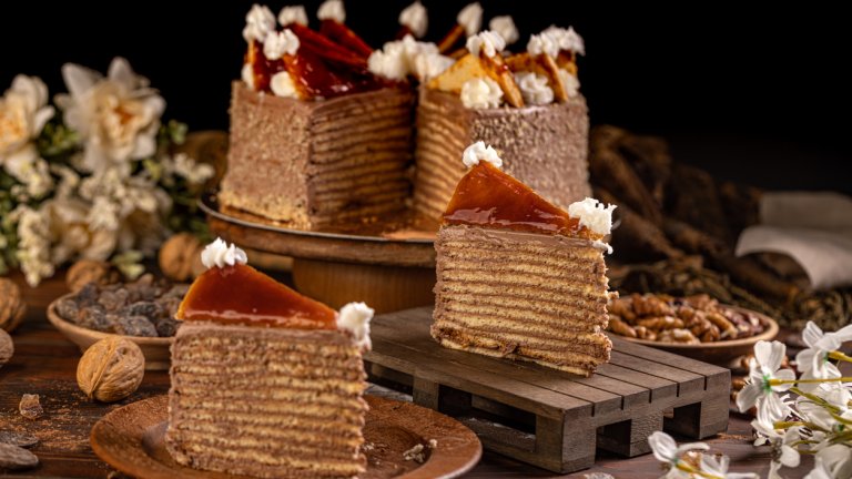 Торта "Добуш"Унгария наследява много от кулинарните традиции на Австрия, а срещата на двете култури ражда торта „Добуш“. Тортата е кръстена на Йозеф Добуш – изкусен сладкар и изобретател на нови сладкиши. Десертът е труден за правене, тъй като се състои от много на брой тънки блатове с крем с лимонов и ванилов аромат, а отгоре традиционно се украсява с блокчета карамел.