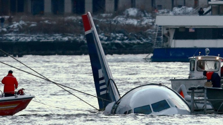 През 2009 г. полет 1549 на US Airways "кацна" в река Хъдзън в Ню Йорк след сблъсък с ято птици, повредили двигателите на самолета. Всички 155 души на борда успяха да се спасят, а петима души получиха сериозни травми. 