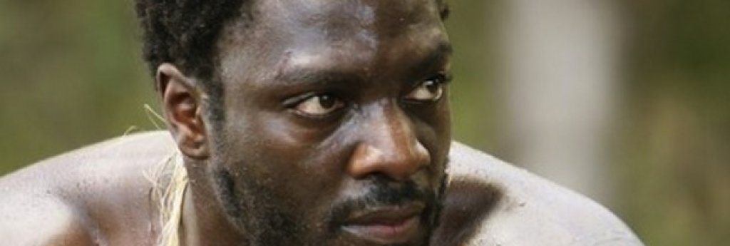 Няма как да идентифицирате 48-годишния Адеуоли Акинуойе-Агбадже, напълно неузнаваем като Килър Крок. Актьорът е познат с множество поддържащи роли, напоследък в "Тръмбо" и в Concussion, преди това в Game of Thrones и в друг популярен сериал, "Изгубени".