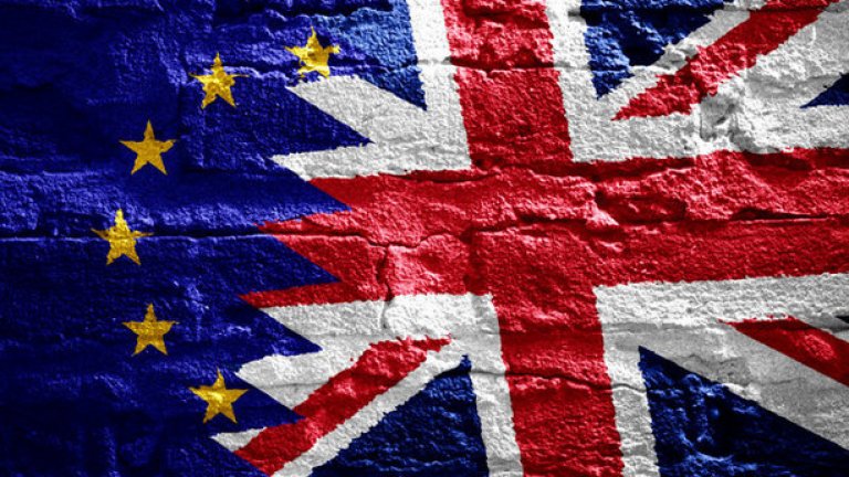 "Ние, долуподписаните, призоваваме правителството да приложи правилото, според което, ако гласувалите за или против (членството в ЕС) са по-малко от 60%, а участието на избирателите - под 75%, то трябва да бъде проведен нов референдум", се казва в текста.