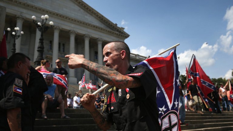 Членовете на Клана размахваха знамена на Конфедерацията и скандираха расистки лозунги