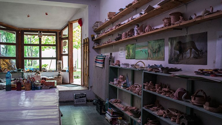 Просторното керамично ателие е изградено със строителни материали на дарители