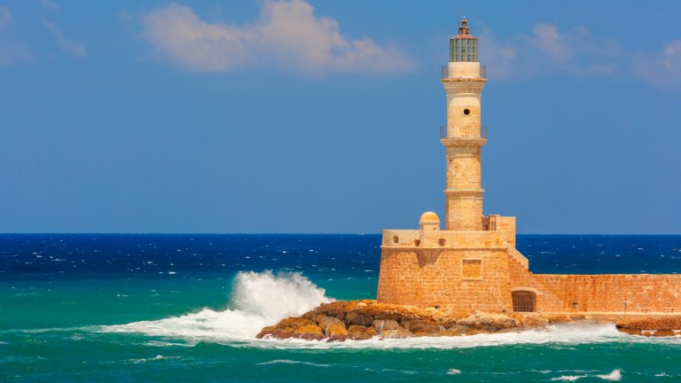 Фарът на Ханя, Крит
Намира се на входа на историческото пристанище на Ханя и също датира от стари времена. Този фар е построен от венецианците в края на XVI век, а след това е поддържан и преправян при управлението на Османската империя, което обяснява и защо кулата напомня на минаре.