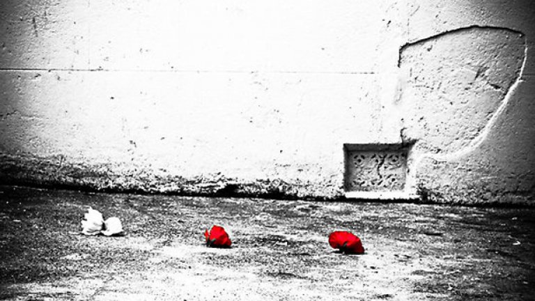 Версиите към момента са самоубийство или убийство, т.е. жертвата умишлено е бутнато