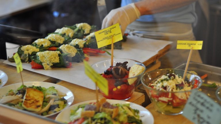 Сандвичи, салати и част от дневното меню - сотирани зеленчуци