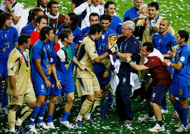 Берлин, 2006-а... Буфон вдига световната купа, след като Италия би на дузпи Франция. Джиджи няма трофей в Шампионската лига и амбицията му е изгаряща да го спечели.
