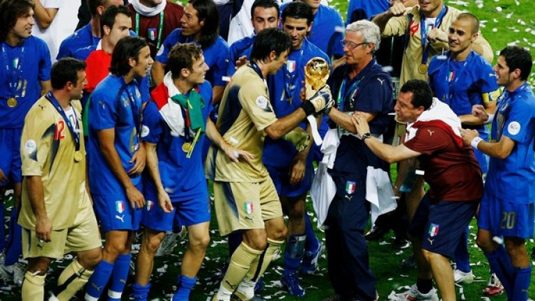 Берлин, 2006-а... Буфон вдига световната купа, след като Италия би на дузпи Франция. Джиджи няма трофей в Шампионската лига и амбицията му е изгаряща да го спечели.