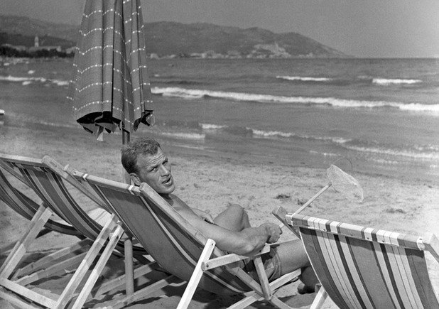 Джон Чалрс от Ювентус се наслаждава на морето в Италия през 1958 г.