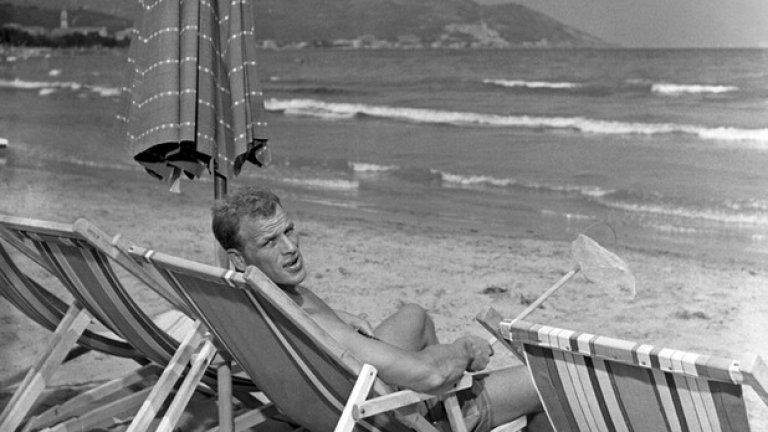 Джон Чалрс от Ювентус се наслаждава на морето в Италия през 1958 г.