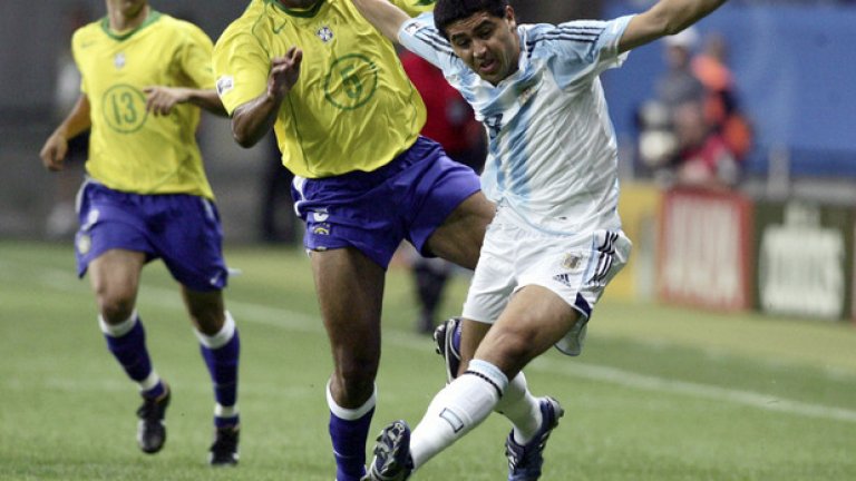 Огледална победа
Реваншът в Буенос Айрес на 8 юни 2005-а отново завърши при 3:1 за домакините. Ернан Креспо вкара два за „албиселесте“, а един добави Хаун Роман Рикелме. Роберто Карлош се разписа за гостите, но победата изкачи Аржентина на върха в класирането, но впоследствие се класира като втори за световното в Германия, само заради по-лоша голова разлика от Бразилия. „Селесао“ пък отново си върна, където има значение – на финала за Купата на конфедерациите три седмици по-късно.