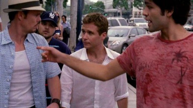 Entourage
След осем сезона на екран публиката се сбогува с един от хитовете на HBO - историята на актьора Винсънт Чейс и неговия антураж от верни приятели от детството. За разлика от други случаи, в които създаването на филм по сериал се оказва проблемно, тук нещата се задвижват сравинтелно бързо - филмът "Антураж" е обявен през 2013 г., две години след края на сериала.