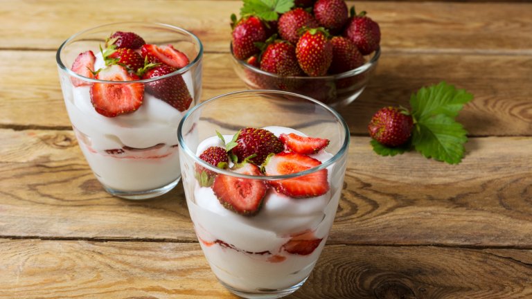 Лек крем със сезонни плодовеВ дълбока купа изсипваме чаша високомаслено кисело мляко, чаша сметана и супена лъжица мед (или малко по-малко кленов сироп или сироп от агаве). Разбиваме с миксер, докато сместа образува меки връхчета по бъркалките. Изсипваме слой от млечната смес в десертна чаша и редим слой сезонни плодове.
Отново изсипваме млечна смес и украсяваме с резени плодове и/или сладко по избор. Можем да оцветим крема със сладкарски бои или малко плодово сладко, както и да го украсим с ядки и шоколадови стърготини.