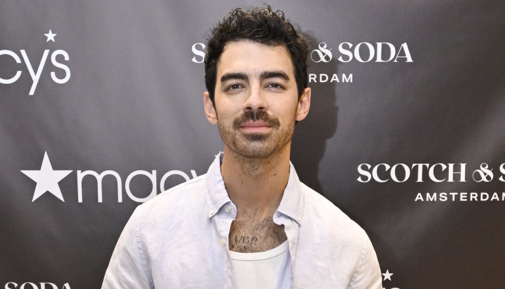 Джо Джонас 
Тейлър Суифт и Джо Джонас от Jonas Brothers имаха кратка, но бурна връзка през 2008 г., която продължи около три месеца. В интервю за Елън Дедженерис Тейлър разкри, че Джо я зарязал с 27-секунден телефонен разговор, а раздялата вдъхнови песните Forever & Always и Last Kiss.