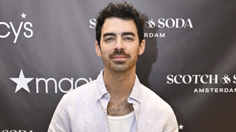 Джо Джонас 
Тейлър Суифт и Джо Джонас от Jonas Brothers имаха кратка, но бурна връзка през 2008 г., която продължи около три месеца. В интервю за Елън Дедженерис Тейлър разкри, че Джо я зарязал с 27-секунден телефонен разговор, а раздялата вдъхнови песните Forever & Always и Last Kiss.