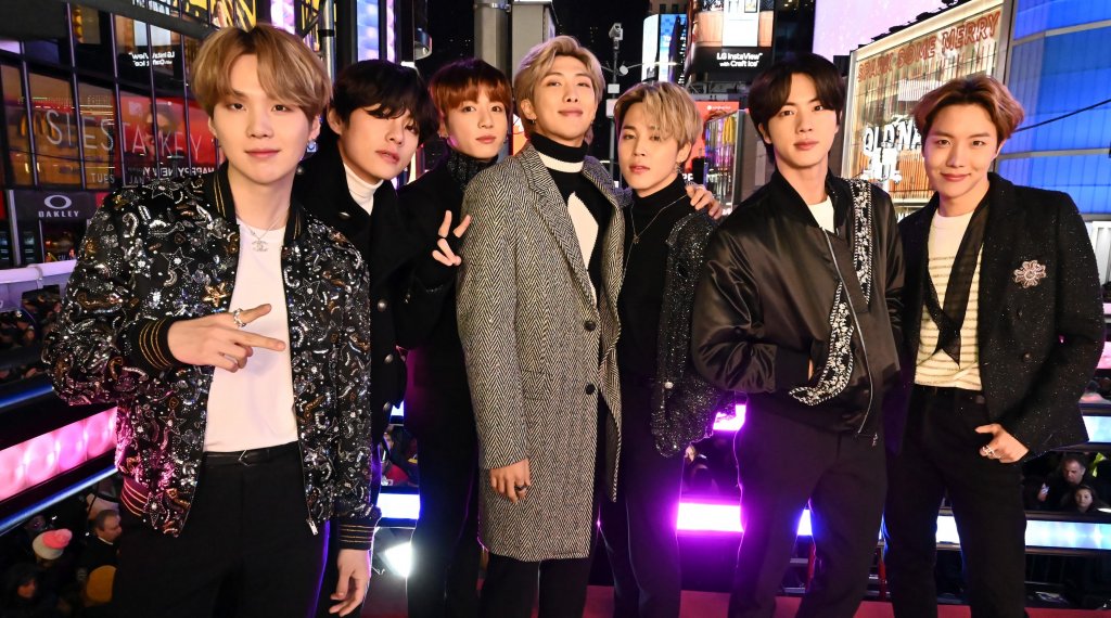 BTS
Не са малко журналистите, които не успяха да удържат напора на BTS феновете. Почитателите на K-pop групата през годините са дали да се разбере, че няма да търпят шеги и сарказъм с външния вид и музиката на бой бандата. Няма да подминат и хората, които се подиграват със световния успех на корейците.
Това може да се потвърди от коментатора на Fox News Тъкър Карлсън, който през 2019 г. бе подгонен от феновете на групата, понеже се пошегува, че срещата на Джо Байдън с момчетата от BTS ще насърчи американската омраза към азиатците.
Дни наред почитателите на бандата не му даваха секунда покой, докато Карлсън не изтри всичките си профили в социалните мрежи.