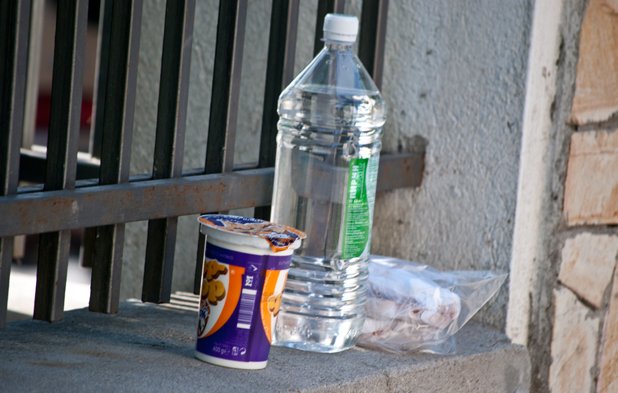 Пакетът, който се раздава на доброволците - мляко, вода, сандвичи