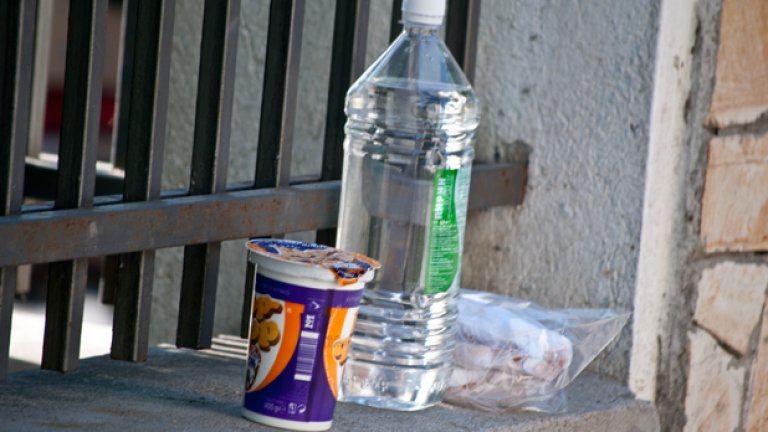 Пакетът, който се раздава на доброволците - мляко, вода, сандвичи