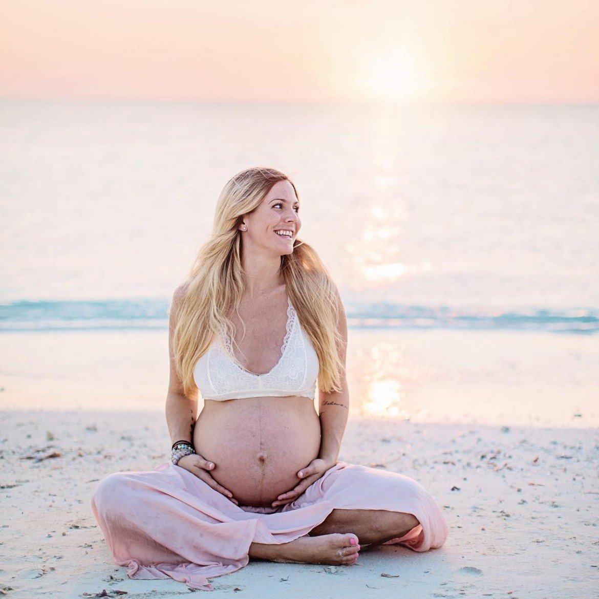 28-годишната йога инструкторка Рейчъл Братан от Каруба става онлайн сензация по случайност, когато започва да пътува по света през 2013-а година. Сега Рейчъл печели по 25 хиляди долара на публикация в instagram и е млада, щастлива майка.