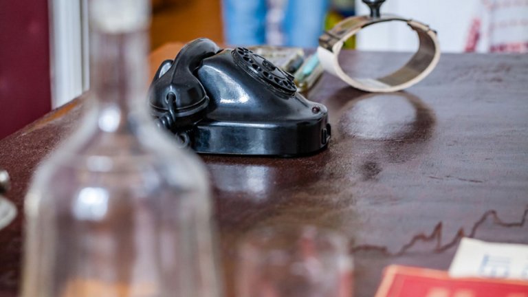 Бакелитният телефон и старият печат в работния кабинет от 1951