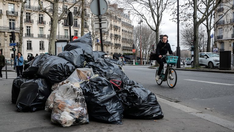Париж потъна в боклук заради стачките (снимки)