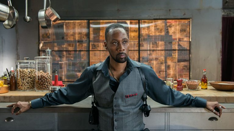 RZA
RZA е друга легенда от зората на хип-хопа, изгрявайки като лидер и двигател на бандата Wu-Tang Clan. През последните две десетилетия обаче той е замесен с участия в много успешни холивудски филми, сред които са двете части на “Убий Бил”, както и “Американски гангстер”. Пробва се и като режисьор с “Мъжът с железните юмруци” и няколко нископрофилни ленти, но като цяло май режисурата не му е сила.