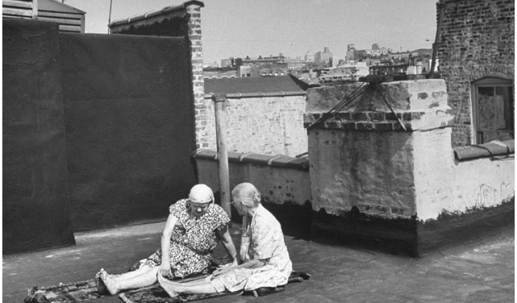 Жени се пекат на слънце на покрив в Бруклин, 1946 година