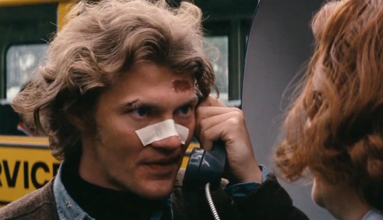 Андрю Робинсън показва на екран един опасен, но страхлив и по-женствен образ на убиеца Скорпиона, който още повече да контрастира с типичния мъжкар Хари Калахан.