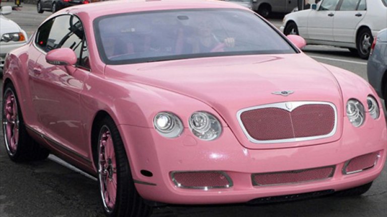 Парис Хилтън зад волана на розовото й Bentley
