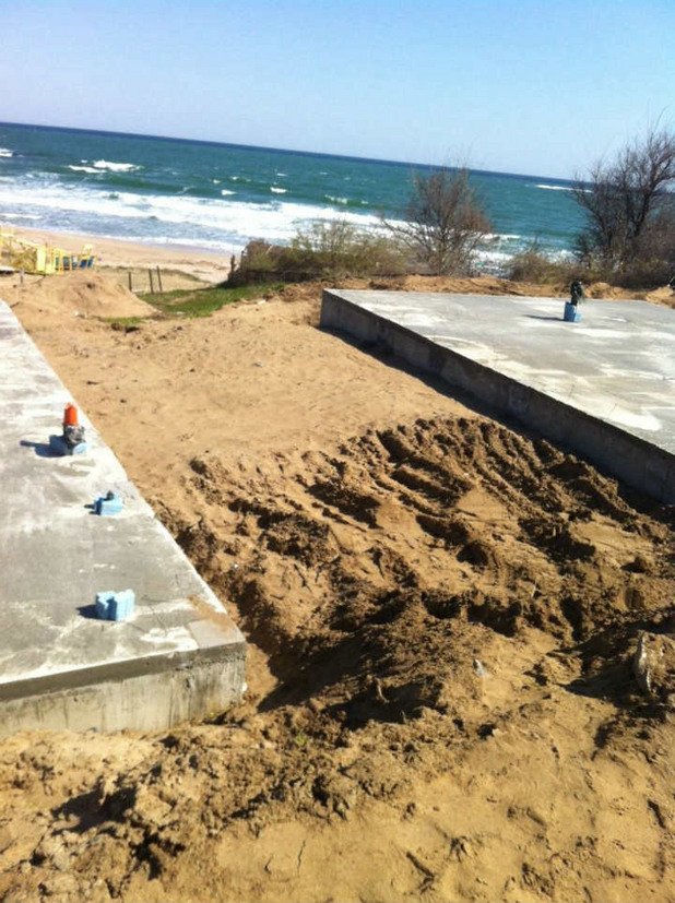 Едно от последните незастроени кътчета по българското Черноморие - къмпинг Корал - "Юг" беше залято с бетон в седмицата преди Великден