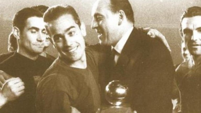 Луис Суарес - легенда на Барселона, Интер и Испания. През 50-те притеснителното момче може да се отпусне и да твори на терена само след чаша вино преди това.