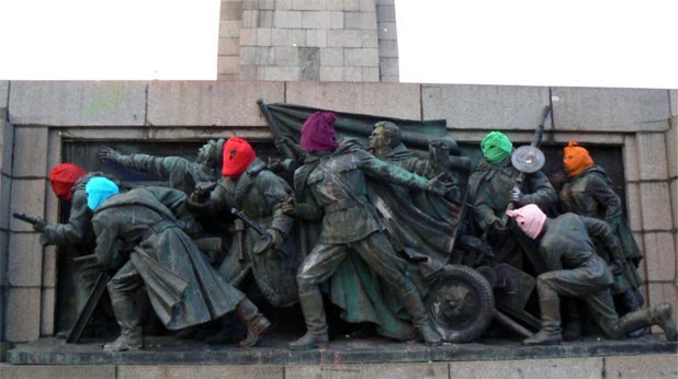 Паметникът на Съветската армия в София осъмна с разноцветни качулки върху фигурите си