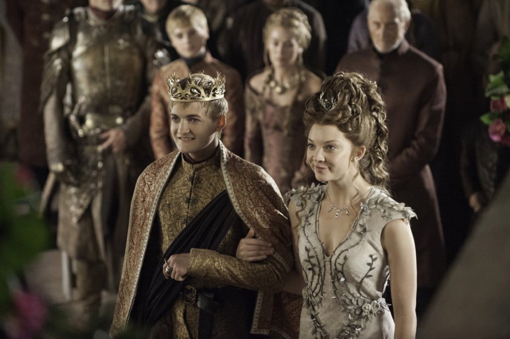 Game of Thrones, сезон 4
Един от най-напрегнатите сезони, в който се случват безкрайно много неща. Той обхваща втората част от книгата „Вихър от мечове“ - третата книга от „Песен за огън и лед“. След Червената сватба, Ланистър укрепват властта си в К