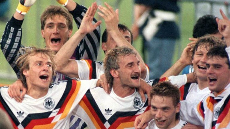 6. Юрген Клинсман – Германия – 11 гола
Настоящият селекционер на САЩ е сред най-резултатните 

футболисти на световни първенства. Той дебютира за 

ФРГ през 1987-а, когато е само на 23 години. През 

1990-а отбелязва 3 гола по пътя на отбора към 

титлата. След падането на Берлинската стена, играе на 

шампионатите на планетата през 1994 г. и 1998 г., 

където се разписва съответно 5 и 3 пъти. Клинси е 

първият футболист в историята с 3 и повече попадения 

в три последователни първенства на света. Прекрати 

кариерата си през 1998-а и се отдаде на треньорската 

професия.


