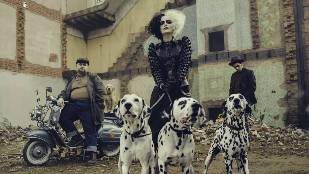 "Круела" (Cruella)
Премиера: 28 май

Днешните деца тепърва ще се запознаят с Круела де Вил (или Злобара ДеМон, както е класическият български превод) и нейната обсесия към далматинците. Онези, които като деца са се радвали на анимацията "101 далматинци" или на филма с Глен Клоуз, ще могат да на историята под нов ъгъл с поредната игрална адаптация на "Дисни", в която централно място заема злодея. В ролята на злата дизайнерка този път е Ема Стоун (LaLaLand).