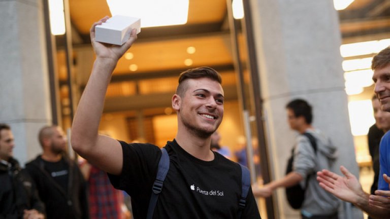 Тази година iPhone е твърде голям и вместо в категорията смартфони, ще се състезава за най-добър фаблет с плюс версията си