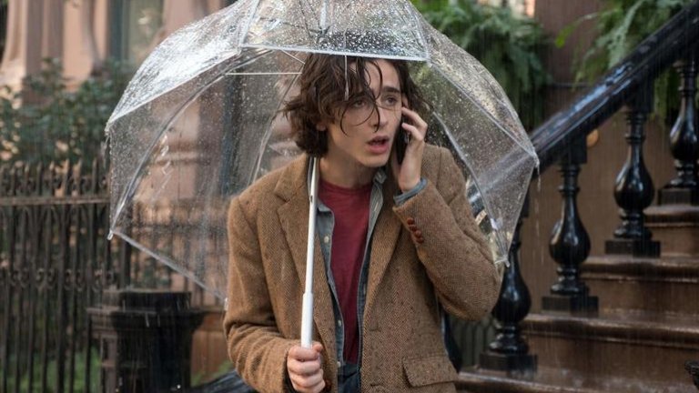 Ню Йорк в "Един дъждовен ден в Ню Йорк"
"Един дъждовен ден в Ню Йорк" е любовното писмо на Уди Алън към мегаполиса. В лентата режисьорът развихря склонността си да идеализира местата, на които се намира, да разказва през цедката на носталгията и да представя градовете като жив организъм, а не просто като декор. Ню Йорк при Уди Алън е енергичен и артистичен - основна предпоставка за двама амбициозни младежи да се оплетат в неприятности.