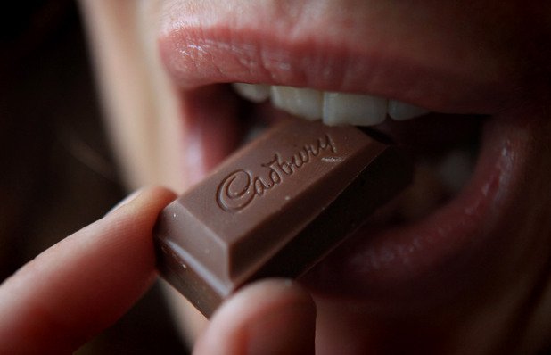 Има правилен начин да се яде шоколад. Трябва да сложите едно парченце в устата си, да го оставите да се разтопи между небцето и езика, а след това да дишате през устата и да издишате през носа.
