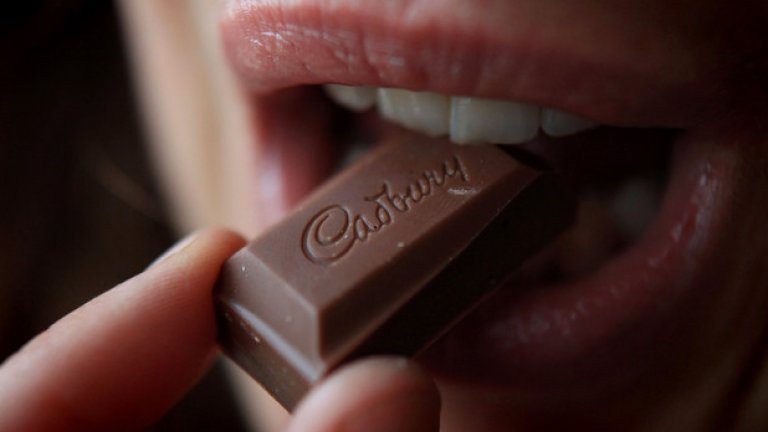 Има правилен начин да се яде шоколад. Трябва да сложите едно парченце в устата си, да го оставите да се разтопи между небцето и езика, а след това да дишате през устата и да издишате през носа.
