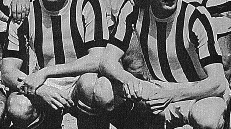 „Пиола е голова машина, той е единственият завършен нападател в историята на Италия – пише журналистът Джон Фут. – Меаца предпочиташе самостоятелните пробиви, Паоло Роси зависеше от центриранията, а Пиола вкарва, както си пожелае: от наказателното поле, извън него, с левия крак, с десния крак, с глава и с акробатични изпълнения.“