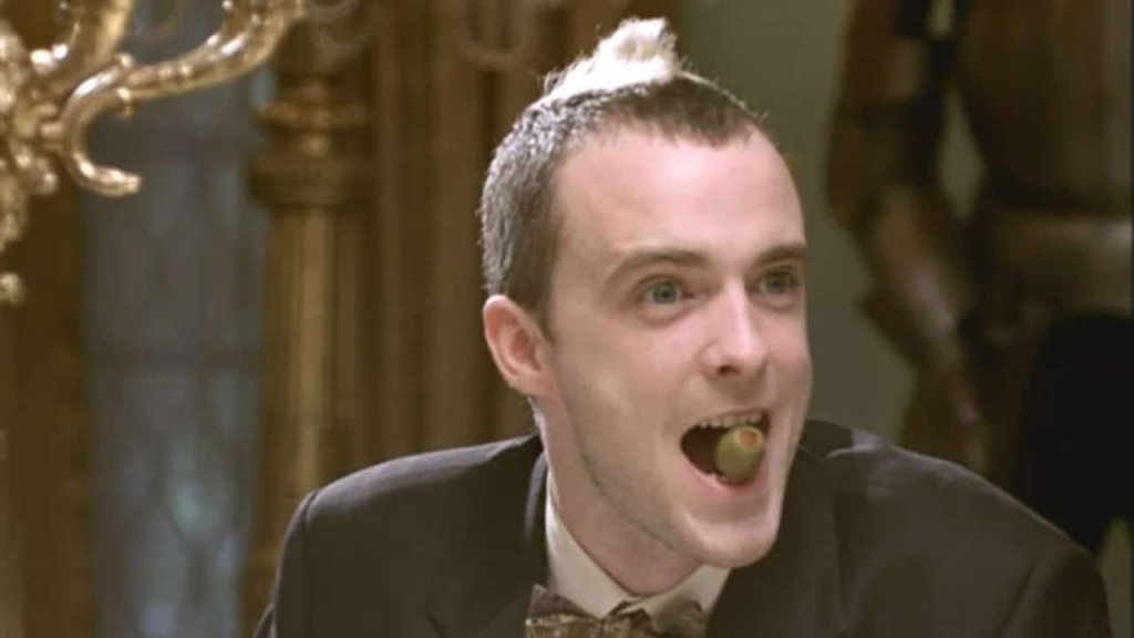 Travis - Sing 
Или "Онова парче, дето в клипа му се замерят с храна". Разбира се, самата песен е също толкова запомняща, колкото и летящия във въздуха октопод.