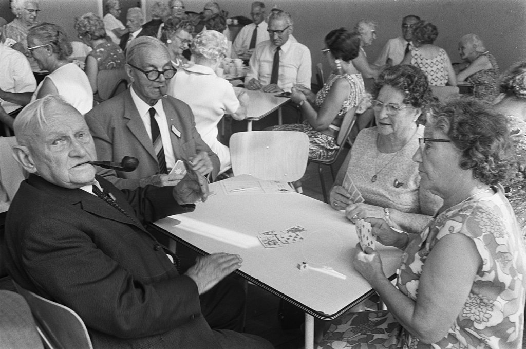 1280px-Opdracht_HP_UVV-bejaardensocieteit_in_gebouw_Reigersburg_Amsterdam-Oost_bejaar,_Bestanddeelnr_923-7802