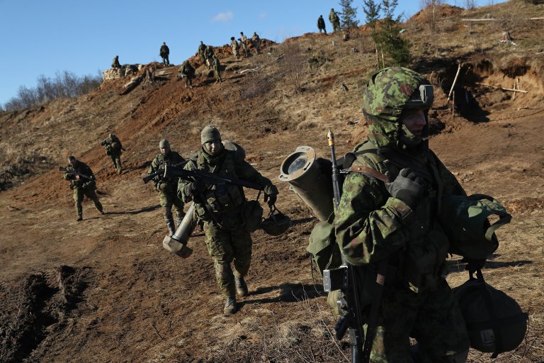 Естонски войници на военно обучение.
