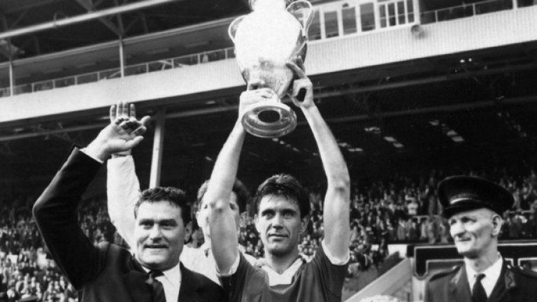 16. Чезаре Малдини
Малдини бе олицетворението на Милан през 50-те и 60-те години на миналия век. В продължение на 4 сезона е капитан на тима. Има 4 титли от Серия "А", както и КЕШ от 1963-та - първият в историята за "росонерите".