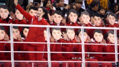 Те пеят популярни песни от страната си, скандират в подкрепа на отбора и носят маски на Великия водач Ким Ир Сен, управлявал Северна Корея от 1948 г. до смъртта си