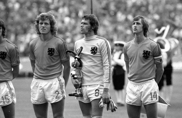 Ян Йонгблод до Йохан Кройф на световното пред 1974-а. Холандците избират този вратар само заради играта с крака.