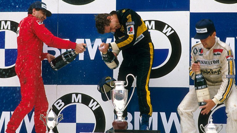 Заедно с Айртон на подиума се качват Микеле Алборето и Патрик Тамбе
