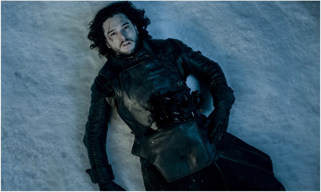 Джон Сноу, „Game of Thrones“ 
Има ли по-шокираща и разбиваща теливизионна смърт от тази на Джон Сноу? Не мислим. Макар сериалът да е известен с брутално отношение към своите герои, никой не очакваше любимецът напубликата да намери своята смърт. Джон 