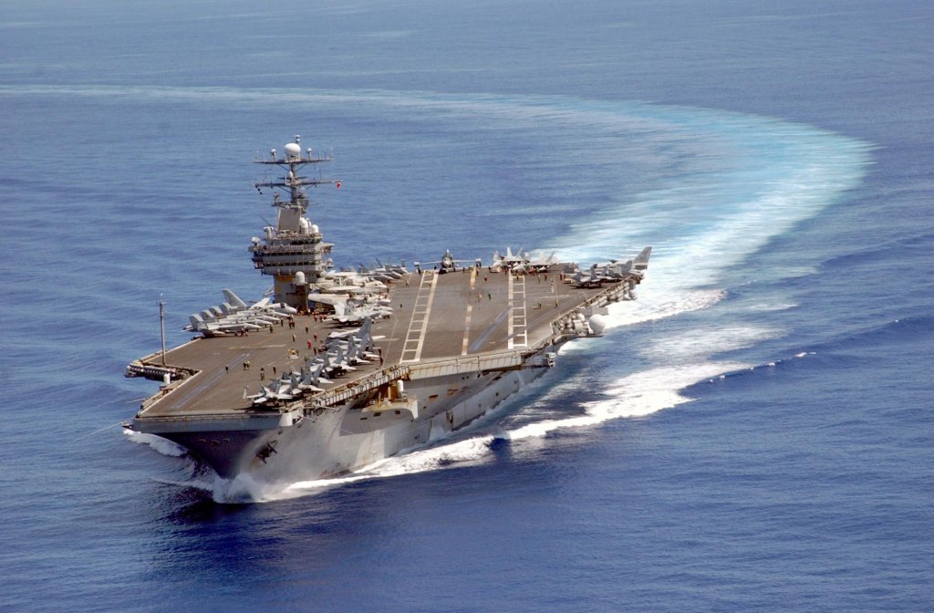 USS_Carl_Vinson_on_patrol_in_the_Pacific_2003-06-10