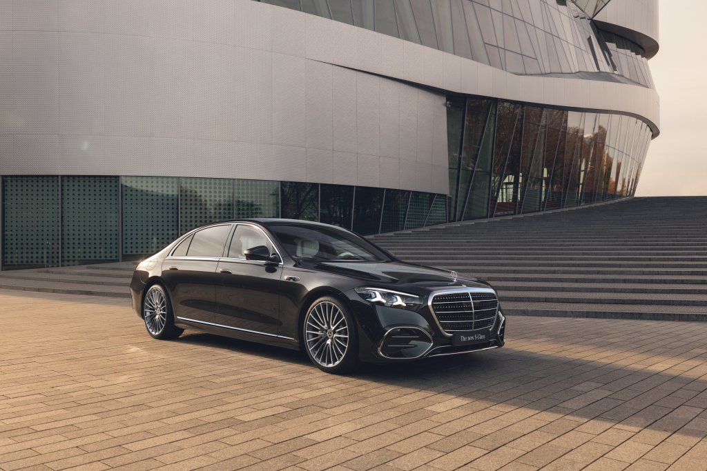Mercedes-Benz E-ClassНовият Mercedes-Benz E-Class е всичко, което може да се очаква от бранда – стилен, комфортен и луксозен. В просторното купе могат да се чувстват удобно петима души, а потребителите имат избор между двигател с вътрешно горене, хибрид или напълно електрическа версия.